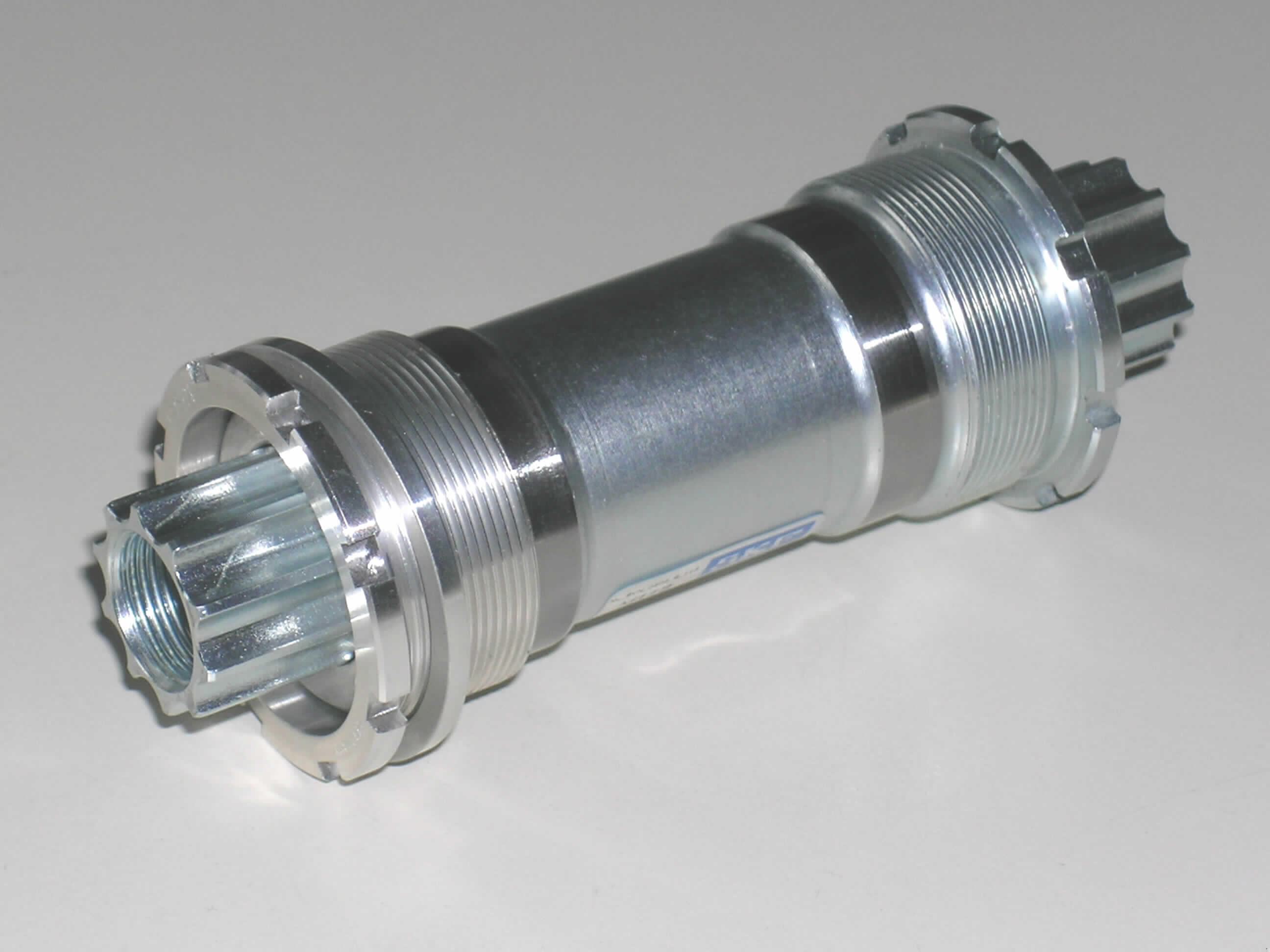 Erkennbares Teil für ein Fahrrad der Position 8712, in Form eines Tretlagers, nicht mit Ursprung in China oder Versand aus China, so genanntes Fahrradtretlager mit der Herstellerbezeichnung BVN 0501BSA113.

Es handelt sich um eine Tretlagereinheit, im Wesentlichen bestehend aus einem Lagergehäuse -auch als Lagerpatrone bezeichnet- mit integriertem Wälzlager, einem Gewindering, einem Distanzring und einer Gummidichtung. 
Das Erzeugnis ist u.a. mit der Aufschrift "BXC-300" und "Made in Germany" gekennzeichnet und ausschließlich zum Einbau in Fahrräder bestimmt.

Die Tretlagereinheit ist mit einem Beipackzettel in einem Kunststoffbehältnis verpackt.

Bild der Ware im Internet unter http://europa.eu.int/comm/taxation_customs/dds/de/ebticau.htm