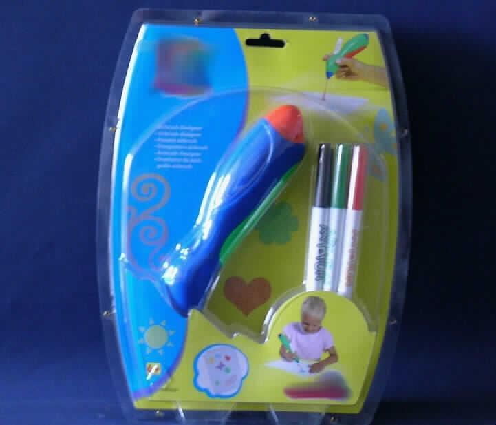 Anderes, als zuvor von der Position 9503 erfasstes Spielzeug, mit eingebautem Motor, aus Kunststoff, in Form einer Kombination, sog. Airbrush-Designer.
Es handelt sich um eine Kombination, die den wesentlichen Charakter von Spielzeug hat, sie dient dem spielerischen Herstellen von "Spritzbildern" (Airbrushtechnik), bestehend aus:
- der Nachbildung einer Airbrush-Pistole (ca. 20 x 4 x 5 cm groß, einfach gestaltet, 
  batteriebetrieben, zum maßgebenden Zeitpunkt  (laut Antrag) inklusive Batterien, 
  zur Nutzung mit speziellen Filzstiften) und
- anderen Bestandteilen, die gesondert gestellt in andere Positionen eingereiht werden würden, wie:
-- 3 verschiedenfarbigen Filzstiften jeweils mit einer langen, weichen Spitze, zum Einstecken in die Airbrush-Pistole, 
-- 2 Schablonen aus Kunststoff, verschiedene Motive darstellend,
-- 4 leeren Blättern Papier und 
-- einer Bedienungsanleitung.
Der Airbrush-Designer ist in einer Blisterverpackung mit Pappeinlage für den Einzelverkauf aufgemacht. 

Ein Bild der Ware ist im Internet unter http://ec.europa.eu/taxation_customs/dds/ebticau_de.htm zu finden.