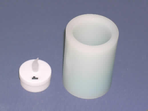 Geformte Ware aus Wachs, anderweit weder genannt noch inbegriffen, nicht handgearbeitet, als zusammengesetzte Ware, sog. Kerze mit LED-Licht, im Wesentlichen bestehend aus:
- einem zylindrischen Wachskörper (Durchmesser ca. 7,5 cm, Höhe ca. 10 cm),
-- mit einer runden, bis zum Boden reichenden Aussparung zur passgenauen Aufnahme
   des beigefügten LED-Lichtes und
- einem batteriebetriebenen LED-Licht mit rundem Kunststoffgehäuse, "Flamme" und
  Ein-/Ausschalter.
Zusammengesetzt stellt die Ware einen Ziergegenstand dar, dessen dekorative Wirkung durch das LED-Licht, welches den Wachskörper von innen erhellt, erhöht wird.
Beide Bestandteile sind für den Einzelverkauf aufgemacht und werden gemeinsam verkauft.
Der Wachskörper ist hinsichtlich Umfang, Wert und Bedeutung für die Verwendung  charakterbestimmend.
Abbildung siehe Internet