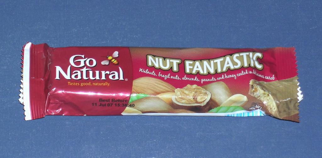 Antragsangaben (als zutreffend unterstellt): Riegel 6016NF 50g Nut Fantastic. Zutaten: Nüsse 51 % (Erdnüsse, Mandeln, Walnüsse, Paranüsse), Carob Komponente 33 % (Zucker,  fettfreie Milchfeststoffe, hydriertes Palmkernöl, Carobpulver, Lecithin), Honig 7%, Glucose, gepuffter Reis, Sojagrieß, Chicoreeextrakt (Inulin). 

Beschaffenheit der vorgelegten Warenprobe: Riegel (ca. 11,5 x 3,5 x 1,5 cm) aus verschiedenen, teilweise zerkleinerten Schalenfrüchten. Geschmack: nussig (geröstet), süß und nach brauner Fettglasur ohne Kakaogeschmack. Aufmachung: die Ware ist in einer bedruckten, transparenten Folienverpackung aufgemacht. Warenaufschrift (auszugsweise): "Go Natural, Nut Fantastic, 60 g net". 

Früchte, Nüsse und andere genießbare Pflanzenteile, in anderer Weise zubereitet oder haltbar gemacht, auch mit Zusatz von Zucker, anderweit weder genannt noch inbegriffen, Schalenfrüchte, Erdnüsse und andere Samen, auch miteinander vermischt, andere, einschließlich Mischungen, in unmittelbaren Umschließungen mit einem Gewicht des Inhalts von 1 kg oder weniger, andere als tropische Nüsse, geröstete Nüsse, andere als Mandeln oder Pistazien.