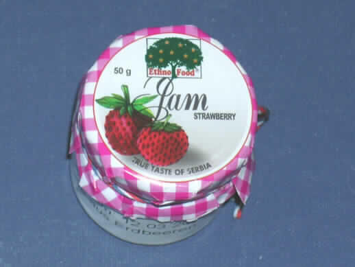 Konfitüre aus Erdbeeren.

Antragsangaben (als zutreffend unterstellt): Marmelade/Konfitüre aus Erdbeeren, durch Kochen hergestellt. Zutaten: Erdbeeren, Zucker, Zitronensäure. Verpackungseinheit: Gläser in Aufmachung für den Einzelverkauf mit einem Inhalt von 50 bis 250 g.

Beschaffenheit des vorgelegten Warenmusters: Rotbraunes, zerkleinertes Fruchtfleisch und Erdbeerkerne enthaltende Masse, sehr süß, leicht säuerlich und fruchtig nach Erdbeeren schmeckend. Zuckergehalt: mehr als 30 GHT.

Konfitüren, Fruchtgelees, Marmeladen, Fruchtmuse und Fruchtpasten, durch Kochen hergestellt, auch mit Zusatz von Zucker oder anderen Süßmitteln, andere, nicht von Zitrusfrüchten, mit einem Zuckergehalt von mehr als 30 GHT, andere als in den TARIC-Codes 2007 9910 00 bis 2007 9931 genannt, von Erdbeeren.