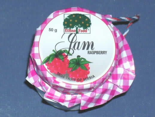 Konfitüre aus Himbeeren.

Antragsangaben (als zutreffend unterstellt): Marmelade/Konfitüre aus Himbeeren, durch Kochen hergestellt. Zutaten: Himbeeren, Zucker, Zitronensäure. Verpackungseinheit: Gläser in Aufmachung für den Einzelverkauf mit einem Inhalt von 50 bis 250 g.

Beschaffenheit des vorgelegten Warenmusters: Rote, homogene Masse, Himbeerkerne enthaltend, sehr süß, säuerlich und fruchtig nach Himbeeren schmeckend. Zuckergehalt: mehr als 30 GHT.

Konfitüren, Fruchtgelees, Marmeladen, Fruchtmuse und Fruchtpasten, durch Kochen hergestellt, auch mit Zusatz von Zucker oder anderen Süßmitteln, andere, nicht von Zitrusfrüchten, mit einem Zuckergehalt von mehr als 30 GHT, andere als in den TARIC-Codes 2007 9910 00 bis 2007 9933 genannt, von Himbeeren.