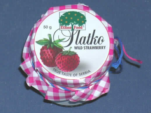 Walderdbeeren, zubereitet.

Antragsangaben (als zutreffend unterstellt): Fruchtaufstrich aus Walderdbeeren. Zutaten: Walderdbeeren, Zucker, Zitronensäure. Verpackungseinheit: Gläser in Aufmachung für den Einzelverkauf mit einem Inhalt von 50 bis 1000 g, auch in Geschenkbox mit mehreren Gläsern.

Beschaffenheit des vorgelegten Warenmusters: Ganze Walderdbeeren in einem braunroten Sirup. Geschmack: sehr süß, leicht säuerlich und fruchtig nach Walderdbeeren. Zusatz von Zucker i.S. der ZAnm 3 2.Anstrich zu Kap 20: enthalten. Zusatz von Alkohol: nicht enthalten.

Andere Früchte, Nüsse und andere genießbare Pflanzenteile, in anderer Weise zubereitet oder haltbar gemacht als für Waren des Kapitels 08 und der vorhergehenden Positionen des Kapitels 20 vorgesehen, Erdbeeren, ohne Zusatz von Alkohol, mit Zusatz von Zucker, in unmittelbaren Umschließungen mit einem Gewicht des Inhalts von 1 kg oder weniger, nicht in Flocken- oder Pulverform.