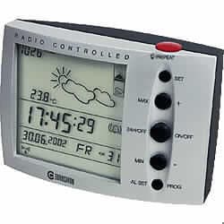 Thermometer und Barometer, miteinander kombiniert, nicht für zivile Luftfahrzeuge bestimmt, elektronisch, sog. Wetterstation mit Funkwecker, im Wesentlichen bestehend aus einem ca. 14 x 11 x  5,7 cm großen Kunststoffgehäuse mit einer Flüssigkristallanzeige, fünf seitlichen Tasten sowie einem Batteriefach, in das zwei AA-Batterien eingelegt sind (äußere Form siehe Abbildung). Auf dem oberen Teil der Flüssigkristallanzeige wird die Temperatur und der Luftdruck angezeigt sowie eine Wettervorhersage in Form einer gezeichneten Sonne bzw. Wolke gegeben (charakterbestimmende Bestandteile in Bezug auf die Verwendung). Im unteren Teil der Anzeige erscheinen Uhrzeit, Datum, Wochentag und Kalenderwoche. Die Ware ist in einem Karton verpackt.