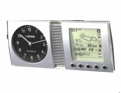 Thermometer, Hygrometer und Barometer, miteinander kombiniert, nicht für zivile Luftfahrzeuge bestimmt, elektronisch, sog. Wetterstation mit Funkuhr, im Wesentlichen bestehend aus einem ca. 27 x 12 x 5,2 cm großen Kunststoffgehäuse mit einer Flüssigkristallanzeige, einer separaten Analoguhr, fünf am unteren Rand befindlichen Tasten, einem Batteriefach inklusive Batterien (äußere Form siehe Abbildung) sowie einem zusätzlichen Außenthermometer. Auf dem oberen Teil der Flüssigkristallanzeige wird die Temperatur, die Luftfeuchtigkeit und der Luftdruck angezeigt sowie eine Wettervorhersage in Form einer gezeichneten Sonne bzw. Wolke gegeben. Über Funk ist die Wetterstation mit dem Außenthermometer verbunden (funktionelle Einheit). Thermometer, Hygrometer und Barometer sind die charakterbestimmenden Bestandteile in Bezug auf die Verwendung. Im unteren Teil der Anzeige erscheinen die Uhrzeit, die auch über die Analoguhr abgelesen werden kann, das Datum, der Wochentag und die Kalenderwoche. Die Ware ist in einem Karton verpackt.