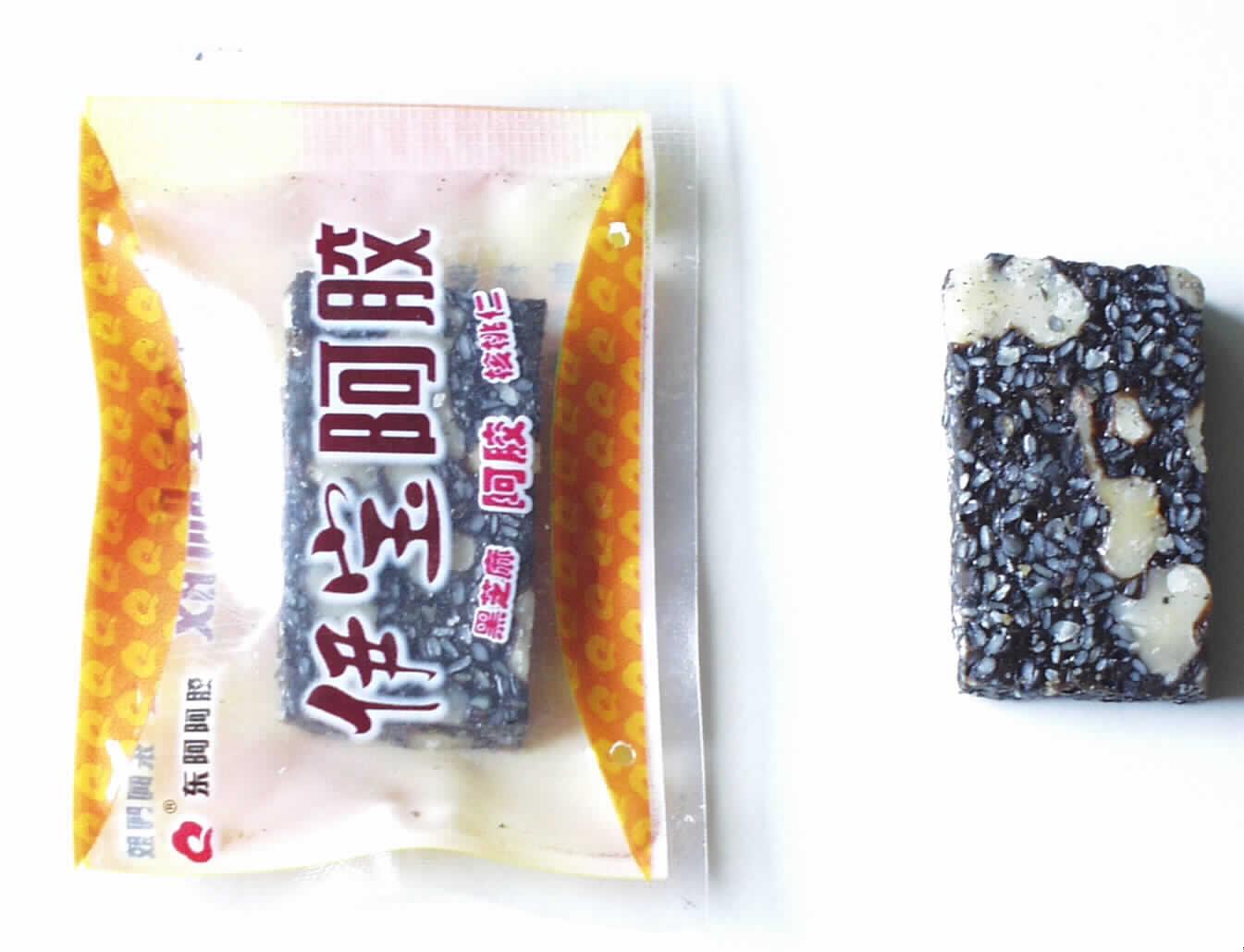 Mischung aus Walnüssen und Sesamsamen, zubereitet.

Antragsangaben (als zutreffend unterstellt): E-Jiao Yi Bao. Zutaten: Gelatine aus Eselhaut, Sesamsamen, schwarz, Walnüsse, Zucker, Hirsewein. Über die genaue Zusammensetzung der Ware wurden vertrauliche Angaben gemacht. Anwendung: an Proteinen, verschiedenen Aminosäuren sowie an Mineralien reiches, die Gesundheit unterstützendes Lebensmittel. Verzehrsempfehlung: zwei- bis dreimal täglich ein bis zwei Stückchen.

Beschaffenheit des vorgelegten Warenmusters: harte, dunkelbraune, quaderförmige, Walnussstückchen sowie Sesamsamen enthaltende Täfelchen (Abmessungen: L x B x H = 4 x 2 x 1 cm). Geruch: süßlich, malzartig, nach Walnüssen und Sesamsamen. Geschmack: süß, nach Sesam und Walnüssen. Der Geschmack weist eine Röstnote auf. Aufmachung: die Tafeln sind einzeln in einer transparenten, mit asiatischen Schriftzeichen bedruckten Folie eingeschweißt und in einer Kunststoffschale abgepackt. Die Kunststoffschale wird von einer roten, überwiegend mit asiatischen Schriftzeichen bedruckten Faltschachtel umschlossen. Nettogewicht (gem. Warenaufschrift): 320 g.

Mischung aus Walnüssen und Sesamsamen, in anderer Weise zubereitet oder haltbar gemacht als für Waren des Kapitels 08 und der vorhergehenden Positionen des Kapitels 20 vorgesehen, anderweit weder genannt noch inbegriffen, in unmittelbaren Umschließungen mit einem Gewicht des Inhalts von 1 kg oder weniger.