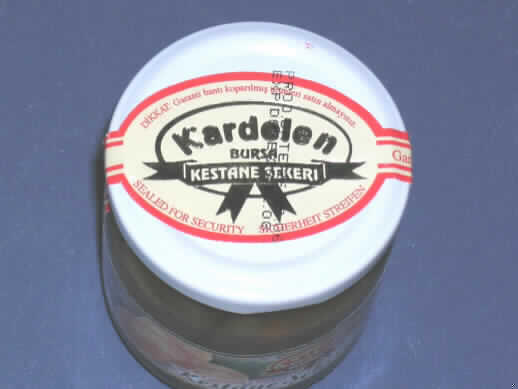 Esskastanien in Sirup.

Antragsangaben (als zutreffend unterstellt): ganze Kastanien in Zuckersirup eingelegt. Zutaten: Kastanien, Wasser, Zucker, Zitronensäure. Verpackungseinheit: Gläser in Aufmachung für den Einzelverkauf mit einem Inhalt von bis 1000 g.

Beschaffenheit des vorgelegten Warenmusters: Ganze geschälte Esskastanien sowie Teile davon in einem hellgelben, klaren Zuckersirup. Geschmack: sehr süß, mehlig, leicht nach Esskastanien, kein wahrnehmbares Röstaroma. Aufmachung: Original - Schraubglas mit Angaben in türkischer und englischer Sprache, Bezeichnung: Kardelen, Kestane Sekeri, Candied Chestnut.

Früchte, Nüsse und andere genießbare Pflanzenteile, in anderer Weise zubereitet oder haltbar gemacht als für Waren des Kapitels 08 und der vorhergehenden Positionen des Kapitels 20 vorgesehen, Schalenfrüchte, keine Erdnüsse, in unmittelbaren Umschließungen mit einem Gewicht des Inhalts von 1 kg oder weniger, keine tropischen Nüsse, nicht geröstet.