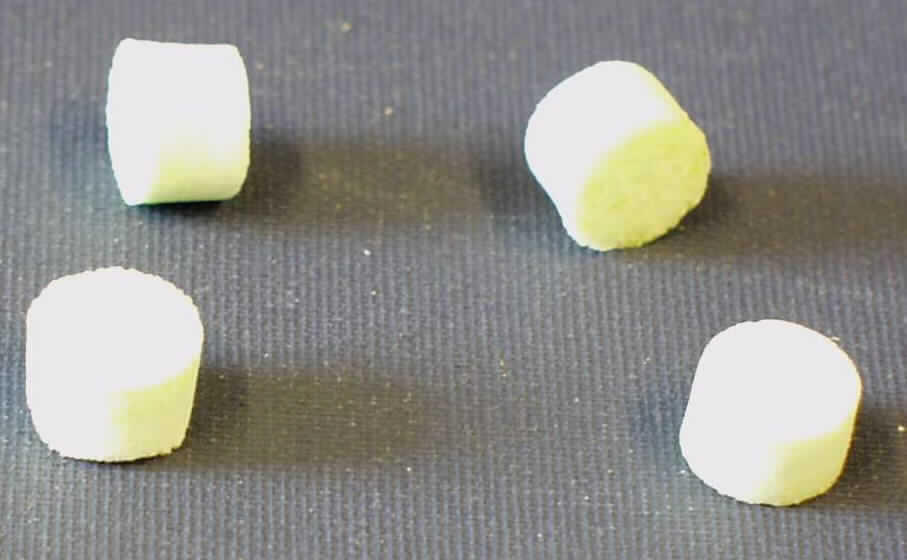 Köderpellets zum Angeln

Antragsangaben (als zutreffend unterstellt): Köderpellets, ausschließlich Hakenköder, kein Futter. Stärke enthaltend. Keine Milcherzeugnisse enthaltend. Die genaue Zusammensetzung wurde vertraulich mitgeteilt.

Beschaffenheit der vorgelegten Warenprobe: hellgrüne, ca. 1,1 x 0,7 cm große, zylinderförmige, harte Pellets (siehe Foto). Stärke in der Ware (modifiziertes Ewers-Verfahren): mehr als 30 GHT.

Zubereitung von der zur Fütterung verwendeten Art, mit einem Gehalt an Stärke von mehr als 30 GHT, keine Milcherzeugnisse enthaltend oder mit einem Gehalt an Micherzeugnissen von weniger als 10 GHT.