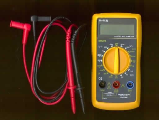 Gerät zum Messen oder Prüfen elektrischer Größen (Spannung, Stromstärke und Widerstand), in Form eines noch nicht zusammengesetzten Multimeters ohne Registriervorrichtung, nicht für zivile Luftfahrzeuge bestimmt, sog. Digitales Vielfachmessgerät, im Wesentlichen bestehend aus einem 138 x 70 x 28 mm (H x B x T) großen, batteriebetriebenen Gerät mit einem LCD, einem Drehschalter sowie zwei Messleitungen. Das Gerät dient insbesondere dem Messen von Gleich- und Wechselspannung, Gleichstrom und Widerstand. Die Ware ist in einem Karton verpackt.
Ein Bild der Ware befindet sich im Internet unter 
http://ec.europa.eu/taxation_customs/dds/ebticau_de.htm.