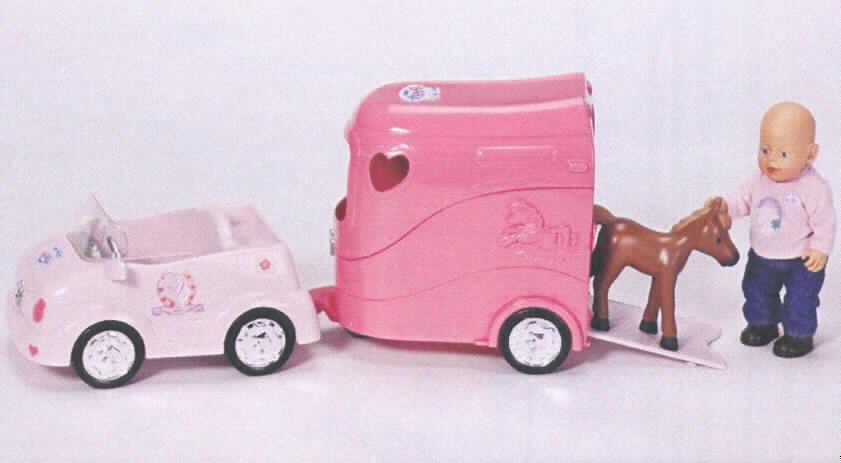 Anderes als zuvor von der Position 9503 erfasstes Spielzeug, aufgemacht in einer Zusammenstellung, in Form einer Warenzusammenstellung in Aufmachung für den Einzelverkauf, sog. my mini BABY born® Horse Trailer & Off Roader, 808061.

Die Warenzusammenstellung, vollständig aus Kunststoff, besteht aus:
- einer beweglichen Puppe, ein kleines Mädchen darstellend,
- einem kleinen, braunen Pferd und
- anderem Spielzeug in Zusammenstellung (charakterbestimmend nach dem Umfang und der Bedeutung für die Verwendung), bestehend aus: 
-- einem Spielzeugauto mit einer Sitzgelegenheit für eine Puppe, in Form eines rosafarbenen Cabrios mit beweglichen Rädern und
-- der Nachbildung eines dreirädrigen, rosafarbenen Pferdeanhängers mit rechteckiger und herzförmiger Fensteröffnung und einer ausklappbaren Rampe.

Die Warenzusammenstellung dient der spielerischen Unterhaltung von Kindern und ist in einem Karton mit Sichtfenster für den Einzelverkauf aufgemacht.

Ein Bild der Ware befindet sich im Internet unter http://ec.europa.eu/taxation_customs/dds/ebticau_de.htm.