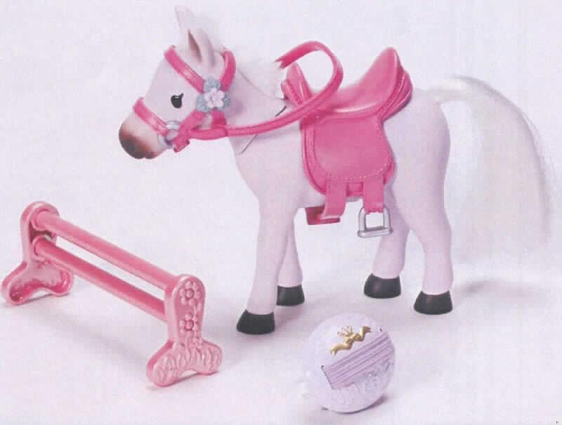 Spielzeug, ein Tier darstellend, kein Füllmaterial enthaltend, in Form einer Warenzusammenstellung in Aufmachung für den Einzelverkauf, sog. my mini BABY born® Horses, pink, 808085.

Die Warenzusammenstellung besteht aus:
- einem aufgezäumten, gesattelten, pinkfarbenen Pferd aus Kunststoff (charakterbestimmender Bestandteil insbesondere hinsichtlich der Bedeutung für die Verwendung) mit Mähne und langem Schweif, und
- Spielzeug in Zusammenstellung in Form von Nachbildungen:
-- einer Striegelbürste und
-- eines Hindernisses (Zaunteil, Parkour).

Die Warenzusammenstellung dient der spielerischen Unterhaltung von Kindern und ist in einem Karton mit Sichtfenster aufgemacht.

Ein Bild der Ware befindet sich im Internet unter http://ec.europa.eu/taxation_customs/dds/ebticau_de.htm.
