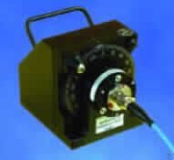 Laser, keine Laserdiode, sog. Polarized Fiber Optic Source, im Wesentlichen bestehend aus einem 60 x 90 x 190 mm (L x B x T) großen und 0,5 kg schweren Gerät mit Bedienelementen und einem optischen Anschluss mit vorgeschaltetem, feststehendem Polarisationsfilter, in das eine Fabry-Perot-Laserdiode als Lichtquelle eingebaut ist. Das Gerät dient der Bereitstellung von polarisiertem Licht mit einer Wellenlänge von 1550 nm. Die faseroptische Laserlichtquelle findet Verwendung sowohl für Extinktionsverhältnis- und PDL-Messungen als auch in der Industrie zur Qualitätskontrolle.
Ein Bild der Ware befindet sich im Internet unter 
http://ec.europa.eu/taxation_customs/dds/ebticau_de.htm.