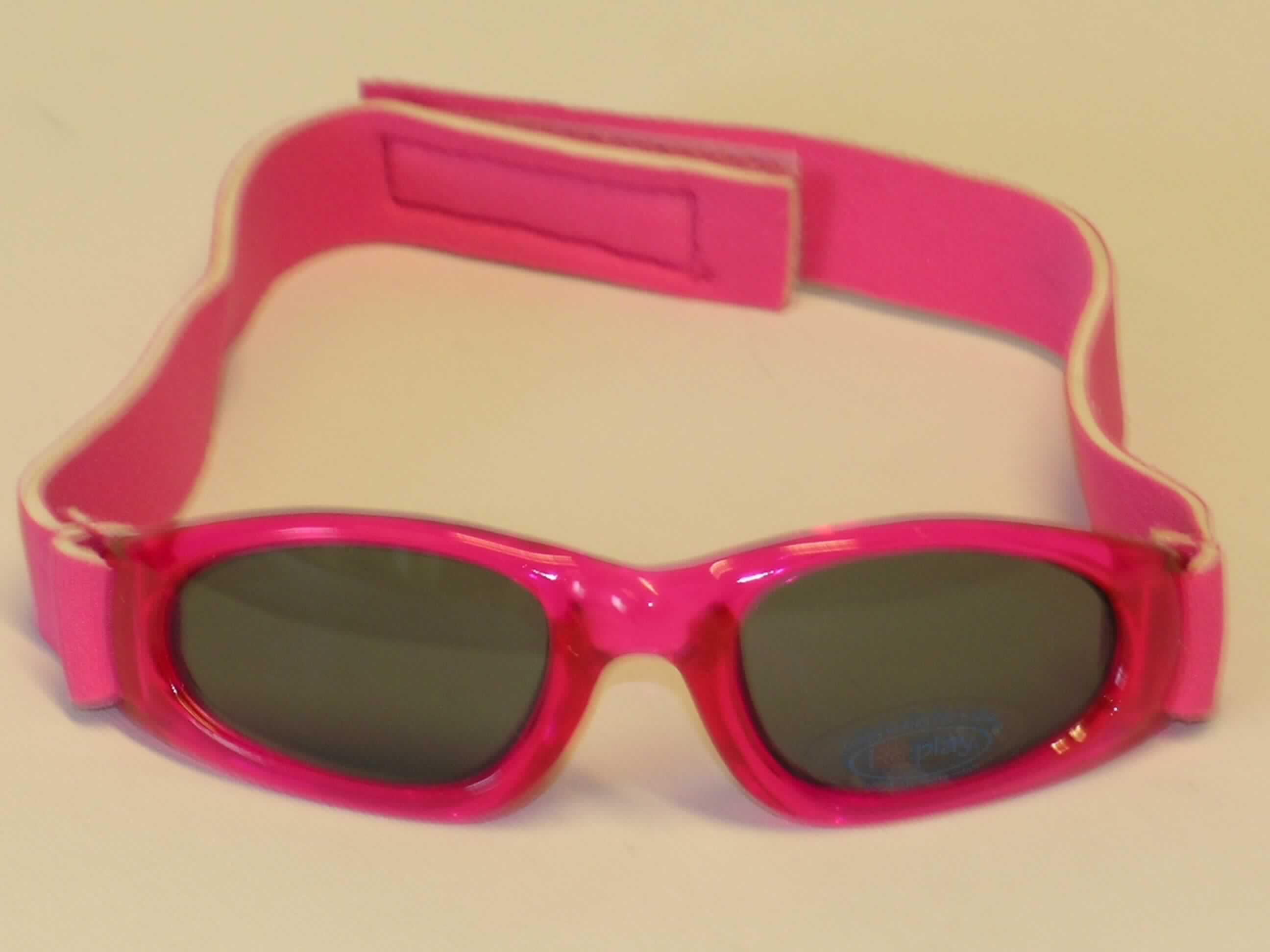 Sonnenbrille für Kinder, ohne optisch bearbeitete Gläser, mit Brillengläsern aus Kunststoff, im Wesentlichen bestehend aus der Brillenfassung mit getönten Gläsern sowie einem daran befindlichen elastischen Band zur Befestigung der Brille am Kopf (siehe Abbildung). Die Brille ist in einer durchsichtigen Kunststoffhülle verpackt.
