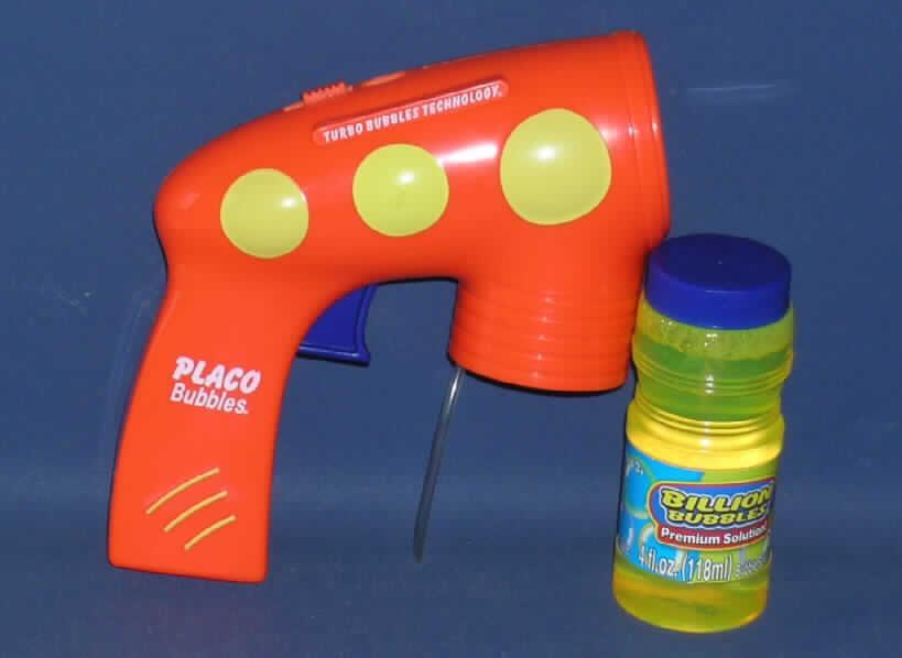 Anderes als zuvor von der Position 9503 erfasstes Spielzeug, mit eingebautem Motor, aus Kunststoff, noch nicht zusammengesetzt, in Form eines Seifenblasenspielzeuges, sog. Bubblegun.

Es handelt sich um ein noch nicht zusammengesetztes Spielzeug zum Erzeugen von Seifenblasen, bestehend aus einer ca. 14 x 14 cm großen, batteriebetriebenen, mit einem Motor ausgestatteten Pistolennachbildung aus Kunststoff (charakterbestimmender Stoff im Hinblick auf Umfang und Bedeutung), in die als Magazin eine ca. 10,5 cm große Kunststoffflasche, gefüllt mit einer Seifenlauge eingeschraubt werden kann. 
Beim Betätigen des Abzugs, bewirkt der Motor, das Pumpen und "Pusten" der Seifenlauge. Gleichzeitig wird ein geriffelter Ring in den Pistolenlauf geschoben, durch den die Seifenlauge in Form von Blasen austritt.
Das Erzeugnis dient der spielerischen Unterhaltung von Kindern und ist für den Einzelverkauf auf einer bunt bedruckten Pappkarte aufgeblistert. 

Ein Bild der Ware befindet sich im Internet unter http://ec.europa.eu/taxation_customs/dds/ebticau_de.htm.
