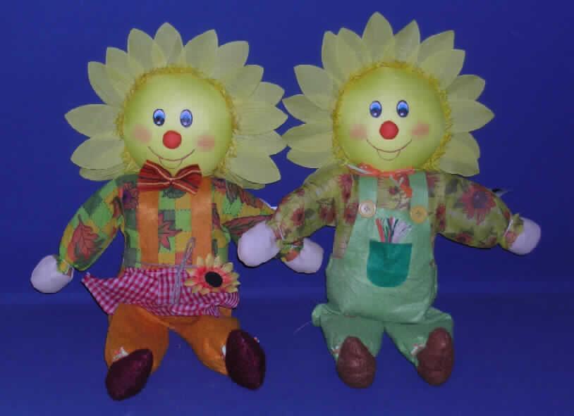Puppe, die Nachbildung eines Menschen darstellend,  keine handgerbeitete dekorative Puppe in für das Ursprungsland charakteristischer Volkstracht, sog. "Sonnenblumenfigur, 2 Sorten".

Es sich um zwei etwa 61 große Figuren, Nachbildungen von Menschen mit stilisiertem Gesicht und beweglichen Armen sowie Beinen darstellend. Die Puppen besitzen einen auf der Rückseite abgeflachten, mit Spinnstoff überzogenen und mit einem Blütenkranz umrankten Styroporkopf, der mit aufgemalten Augen, Wangen und Mund sowie einer angeklebten Styropornase versehen ist. Sie sind mit einem bunten Oberteil, einer Krawatte bzw. Schleife und einer Latzhose bzw. einer Hose mit Hosenträgern und Schürze bekleidet. Der Torso und die beweglichen Gliedmaßen sind aus textilem Material gefertigt und mit Füllmaterial versehen.

Die beiden von der o.a. Codenummer erfassten Erzeugnisse dienen als Dekorationspuppen.

Ein Bild der Waren befindet sich im Internet unter:
http://ec.europa.eu/taxation_customs/dds/ebticau_de.htm.