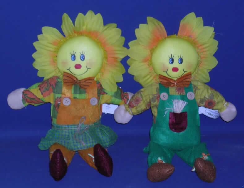 Puppe, die Nachbildung eines Menschen darstellend,  keine handgerbeitete dekorative Puppe in für das Ursprungsland charakteristischer Volkstracht, sog. "Sonnenblumenfigur, 2 Sorten".

Es sich um zwei etwa 47 große Figuren, Nachbildungen von Menschen mit stilisiertem Gesicht und beweglichen Armen sowie Beinen darstellend. Die Puppen besitzen einen auf der Rückseite abgeflachten, mit Spinnstoff überzogenen und mit einem Blütenkranz umrankten Styroporkopf, der mit aufgemalten Augen, Wangen und Mund sowie einer angeklebten Styropornase versehen ist. Sie sind mit einem bunten Oberteil, einer Krawatte und einer Latzhose bekleidet. Eine Puppe trägt zusätzlich eine Schürze. Der Torso und die beweglichen Gliedmaßen beider Figuren sind aus textilem Material gefertigt und mit Füllmaterial versehen.

Die beiden von der o.a. Codenummer erfassten Erzeugnisse dienen als Dekorationspuppen.

Ein Bild der Waren befindet sich im Internet unter:
http://ec.europa.eu/taxation_customs/dds/ebticau_de.htm.