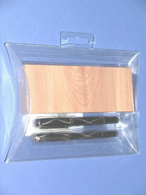 Warenzusammenstellung in Aufmachung für den Einzelverkauf, sog. Geschenkeset, bestehend aus einer Zusammenstellung von zwei Waren der Unterpositionen 9608 10 und 9608 31, einem Kugelschreiber und einem Füllfederhalter, charakterbestimmend hinsichtlich der Verwendung und der Menge, und einem Kästchen aus Faserplatten mit Papierüberzug, das zur Aufnahme der Schreibutensilien speziell gestaltet ist.
Kugelschreiber und Füllfederhalter bestehen aus unedlem Metall und sind mit Verschlusskappen versehen. Der Kugelschreiber beinhaltet eine auswechselbare, mit pastöser Tinte gefüllte Mine, in dem Füllfederhalter ist eine Tintenpatrone enthalten.
Das Kästchen und die Schreiber sind gemeinsam auf einer Blisterunterlage in einer Schachtel aus klarsichtiger Kunststofffolie verpackt.

Abbildung im Internet.