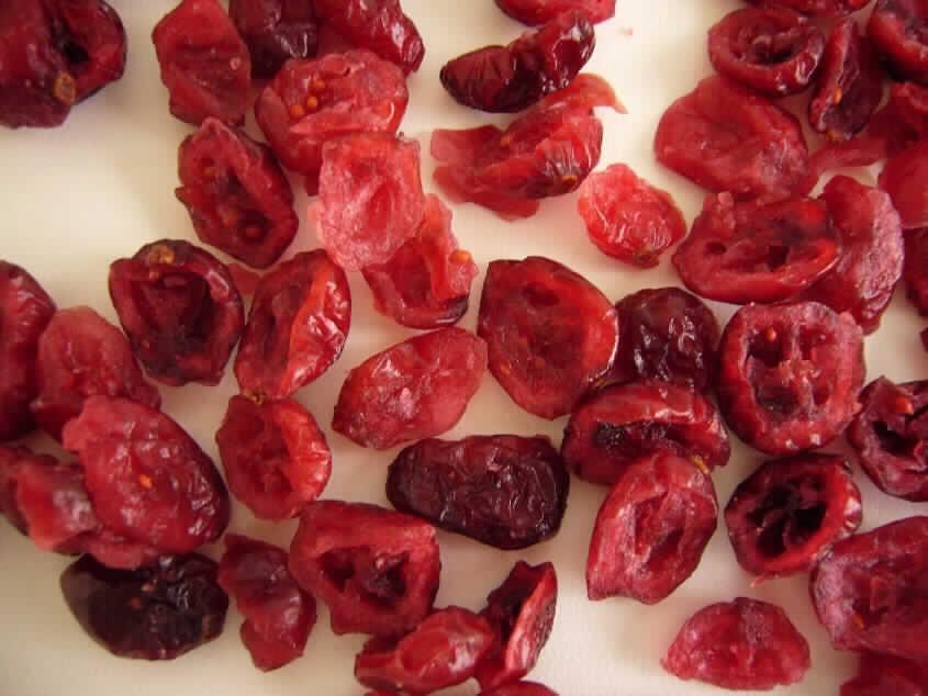 Cranberries, getrocknet und gezuckert.

Antragsangaben (als zutreffend unterstellt): getrocknete und gezuckerte Cranberries. Zutaten: Cranberries, Zucker, Sonnenblumenöl. Umschließung, netto: mehr als 1 kg. 

Beschaffenheit des vorgelegten Warenmusters: rote, halbierte, getrocknete Cranberries, süß, fruchtig und schwach säuerlich schmeckend.
Zusatz von Alkohol: nicht enthalten.
Zugesetzter Zucker gem. ZAnm 3 2. Anstrich zu Kap 20: enthalten.

Die Menge an zugesetztem Zucker geht über das in Pos 0813 zulässige Maß hinaus.

Früchte, Nüsse und andere genießbare Pflanzenteile, in anderer Weise zubereitet oder haltbar gemacht, auch mit Zusatz von Zucker, anderen Süßmitteln oder Alkohol, anderweit weder genannt noch inbegriffen, andere, keine Mischungen, ohne Zusatz von Alkohol, mit Zusatz von Zucker, in unmittelbaren Umschließungen mit einem Gewicht des Inhalts von mehr als 1 kg, andere, keine Flocken oder Pulver.