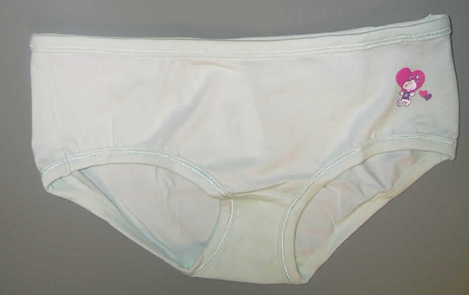 Zweiteilige Zusammenstellung, bestehend aus einer anderen Kleidung (sog. Bustier) und 
einem Slip, sog. Unterwäsche-Set für Mädchen, Order 977621-6532, Größe 158/164, siehe Abbildungen;
- in Aufmachung für den Einzelverkauf,
- keine Kombination, u.a. weil ein Slip als Bestandteil nicht zugelassen ist,
- aus 0,7 mm dicken, einfarbigen Gewirken aus laut Antrag 95% Baumwolle und 5% Elastan
  (Elastomergarn; beides Chemiefasern); sämtliche Ränder sind mit Gewirkestreifen 
  eingefasst,
- Ober- und Unterteil mit je einem aufgedruckten Motiv,
- Unterhose (Slip):
-- als Hüftslip gearbeitet, in der Taille mit einem elastischen Abschluss,
-- im Schritt doppelt gearbeitet (sog. Hygieneeinlage),
-- ohne Öffnung und ohne Verschluss; ohne Hinweise auf den Trägerkreis (unisex),
-- an den Beinausschnitten eingefasst.