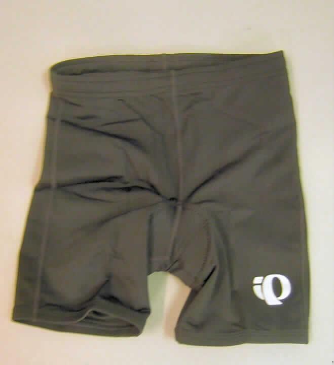 Kurze Hose, sog. Hose für den Radsport geeignet (Artikel Nr.: 0256 Jr Quest Short), 
Größe M, siehe Foto,
- aus 0,7 mm dicken, einfarbigen Gewirken aus laut Antrag 100% synthetischen
  Chemiefasern,
- in der Taille abschließend, mit einem elastischen Taillenbund mit Kordelzug,
- ohne Öffnung und ohne Verschluss; ohne Merkmale, die auf einen bestimmten 
  Trägerkreis hinweisen (unisex),
- mit einem Polster im Schritt- und Gesäßbereich,
- mit kurzen Hosenbeinen, die nicht die Knie bedecken (Seitenlänge: 32 cm),
- an den Beinabschlüssen gesäumt.