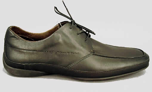 Freizeitschuhe - siehe Bild
- mit Laufsohlen aus Kautschuk (lt. Antrag),
- mit Oberteil aus Leder,
- ohne Metallschutz in der Vorderkappe, 
- nicht den Knöchel bedeckend,
- mit geschlossenem Blatt,
- mit einer Länge der Innensohle von mehr als 24 cm,
- für Männer,
- aufgrund Form, Schnitt und Ausstattung nicht für Sportzwecke geeignet.