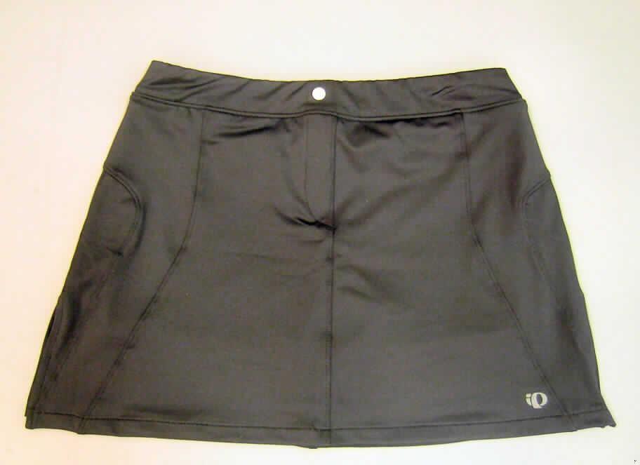 Rock für Frauen, sog. Hose für den Laufsport geeignet (Artikel Nr.: 1575 W's Aurora Skort),
Größe M, siehe Foto,
- aus 0,6 mm dicken, einfarbigen Gewirken aus laut Antrag 100% synthetischen
  Chemiefasern,
- über den Schritt reichend (Seitenlänge: 36 cm),
- in der Taille abschließend, mit einem breiten, elastischen Bund,
- ohne Öffnung und Verschluss,
- innen am Bund ist eine kurze Hose dauerhaft angenäht, die kürzer gearbeitet ist als der
  Rock, so dass die "Hosenbeine" nicht zu sehen sind,
- ungefüttert,
- seitlich mit etwa 11 cm hoch reichenden Schlitzen,
- am unteren Rand gesäumt,
- nach dem Schnitt und dem Gesamteindruck handelt es sich um einen Rock, somit keine
  kurze Hose.