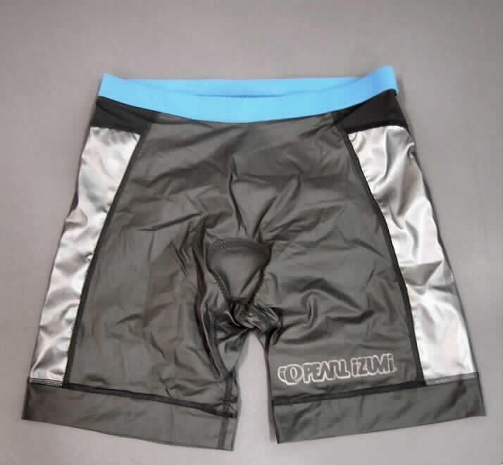Kurze Hose, sog. Hose für den Radsport geeignet (Art. 0247 P.R.O. Tri Short), Größe M,
siehe Foto,
- aus verschiedenen, bis zu 0,7 mm dicken, unterschiedlich strukturierten, einfarbigen
  Gewirken aus laut Antrag 100% synthetischen Chemiefasern,
- seitlich mit Einsätzen aus mit einer Kunststofflage versehenen Gewirken der Position 5903,
- in der Taille abschließend, mit einem breiten, elastischen Taillenbund,
- ohne Öffnung und ohne Verschluss,
- ohne Merkmale, die auf einen bestimmten Trägerkreis hinweisen (unisex),
- mit einem Polster im Schritt- und Gesäßbereich,
- mit kurzen Hosenbeinen, die nicht die Knie bedecken (Seitenlänge: 38 cm),
- an den Beinabschlüssen gesäumt.