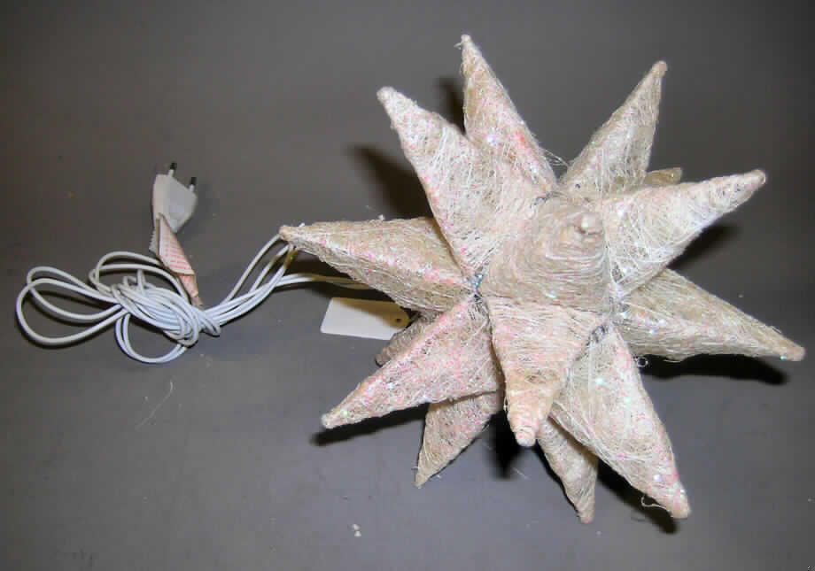 Zusammengesetzte Ware, bestehend aus einer anderen Ware zur Innenausstattung (Sisalstern) und einer elektrischen Lichterkette (Beleuchtungskörper), sog. Weihnachtsstern aus Sisalgeflecht, siehe Foto
- konfektionierte Ware zur Innenausstattung,
-- in Form eines mehrzackigen Sterns dreidimensional gearbeitet,
-- mit einem Durchmesser von etwa 21 cm,
-- aus laut Antrag Sisal (pflanzlicher Spinnstoff der Position 5305), dessen Fasern textil 
   bearbeitet worden sind (somit liegt kein Flechtstoff des Kapitels 46 und damit auch keine 
   Ware der Position 4602 vor),
-- mit einem Form gebenden Gittergerüst aus Stahl, das sich nicht als fester Korpus 
darstellt, 
   zusätzlich mit Spinnstoffgarnen verfestigt
-- u.a. durch Zusammenfügen verschiedener Teile konfektioniert,
-- kein Festartikel zur Ausgestaltung des Weihnachtsfestes der Position 9505, da die Ware 
   nicht nach herkömmlichen Brauch in der Weihnachts-/Adventszeit verwendet wird,
-- im Hinblick auf den Umfang und den Gesamteindruck bestimmen die Spinnstoffe den 
   Charakter der Ware,
- Beleuchtungskörper: 
-- bestehend aus einer im Inneren des Gittergerüsts montierten, elektrischen Lichterkette mit 
   kleinen Glühbirnen, die Glühbirnen sind in eingeschaltetem Zustand durch die 
   Spinnstofffasern sichtbar,
- soll als Dekorationsartikel zur Innenausstattung von Räumen verwendet werden, somit geht 
  von der Ware eine Raum bezogene Funktion aus,
- insbesondere im Hinblick auf die Zierwirkung ist der Stern aus Spinnstoffen als charakter-
  bestimmend anzusehen, die Lichterkette dient lediglich der Erhöhung der Zierwirkung bei
  Eintritt der Dunkelheit; der Lichtschein der integrierten Lichterkette bewirkt nur eine 
  geringe Veränderung der vorherrschenden Lichtverhältnisse und ist damit nicht ausreichend, 
  um die Umgebung des Sterns zu beleuchten (damit keine Ware der Position 9405).