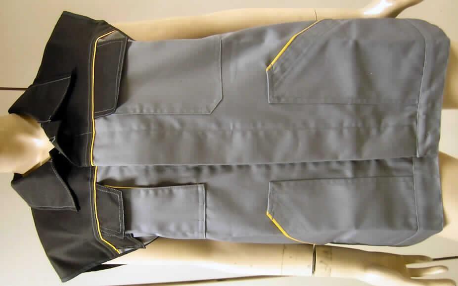 Weste für Männer, sog. Berufsweste, Größe 50, siehe Foto,
- aus 0,4 mm dicken, festen, köperbindigen Geweben aus lt. Antrag 35 % Baumwolle
  und 65 % Polyester (synthetische Chemiefasern),  
- über den Schritt reichend (Rückenlänge: 71 cm), 
- mit einem Umlegekragen,
- vorn mit einer durchgehenden Öffnung mit Knopfverschluss und einer Patte von links über 
  rechts (Männerkleidung), 
- ärmellos,
- mit verschiedenen aufgesetzten Brusttaschen und zwei aufgesetzten Taschen unterhalb der Taille,
- im Rücken mit erweiternden Falten zur Erhöhung der Bewegungsfreiheit ausgestattet,
- am unteren Rand gesäumt,
- insbesondere wegen des strapazierfähigen Materials und des einfachen, zweckbestimmten 
  Schnitts erkennbar dazu bestimmt, ausschließlich oder hauptsächlich zum Schutz der 
  Person und / oder der Kleidung bei der Ausübung einer beruflichen Tätigkeit getragen zu 
  werden.