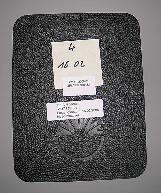 Andere Waren aus Leder (lt. Antrag Headrestcover), siehe Foto, 
- rechteckiger Zuschnitt aus chromgegerbtem Rindleder (lt. Antrag), 
- mit abgerundeten Ecken und verziert mit Säumungsnaht, 
- mit den Abmessungen von ca. 27 x 21 cm (flachliegend, Dicke ca. 1 mm ), 
- auf der Rückseite, am oberen Rand mit Klettflauschband ausgestattet, 
- mit eingeprägtem Firmenlogo, 
- zur Verwendung als Abdeckung der Kopfstütze von Passagiersitzen in zivilen Luftfahr- 
  zeugen (lt. Antrag).
