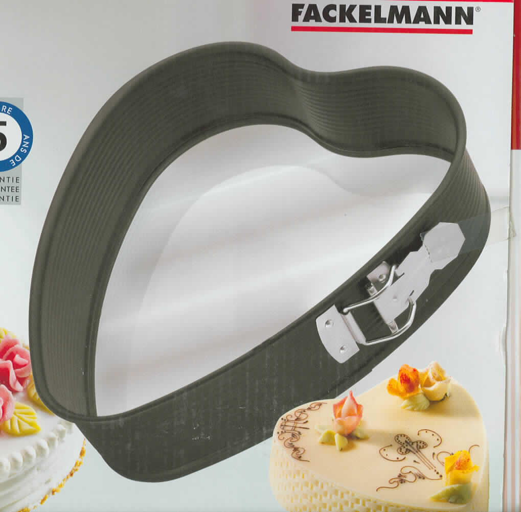 Glasware zur Verwendung in der Küche, sog. Herz-Springform mit Glasboden, Art. 3543,
siehe Foto, Kuchenbackform in Form einer zusammengesetzten Ware, bestehend aus
- einem Boden aus klarsichtigem Glas,
-- aus vorgespanntem Einschichten-Sicherheitsglas (lt. Antragsangaben),
-- kein Glas der Unterpositionen 7013 10, 7013 41 und 7013 42 der KN,
-- herzförmige Platte mit einer Dicke von ca. 4 mm,
-- mit einem leicht abgerundeten Rand,
-- zur Verwendung als Boden der Backform und als Platte beim Schneiden des Kuchens,
- einem Springformring aus beschichtetem Stahlblech,
-- mittels einer am äußeren Rand angebrachten Schnalle kann der Ring vergrößert werden,
   um diesen am Boden anzubringen bzw. abzunehmen,
-- herzförmig mit einer Höhe von ca. 7 cm,
-- am unteren Ende mit einer Falz zum Einsetzen des Bodens,
- der Boden aus Glas bestimmt nach dem Wert, dem Gewicht und insbesondere aufgrund 
  seiner multifunktionalen Bedeutung in Bezug auf die Verwendung (als Backboden sowie 
  als Kuchenschneideplatte) den Charakter der zusammengesetzten Ware,
- verpackt in einer handelsüblichen Verkaufsumschließung (buntbedruckter Karton).