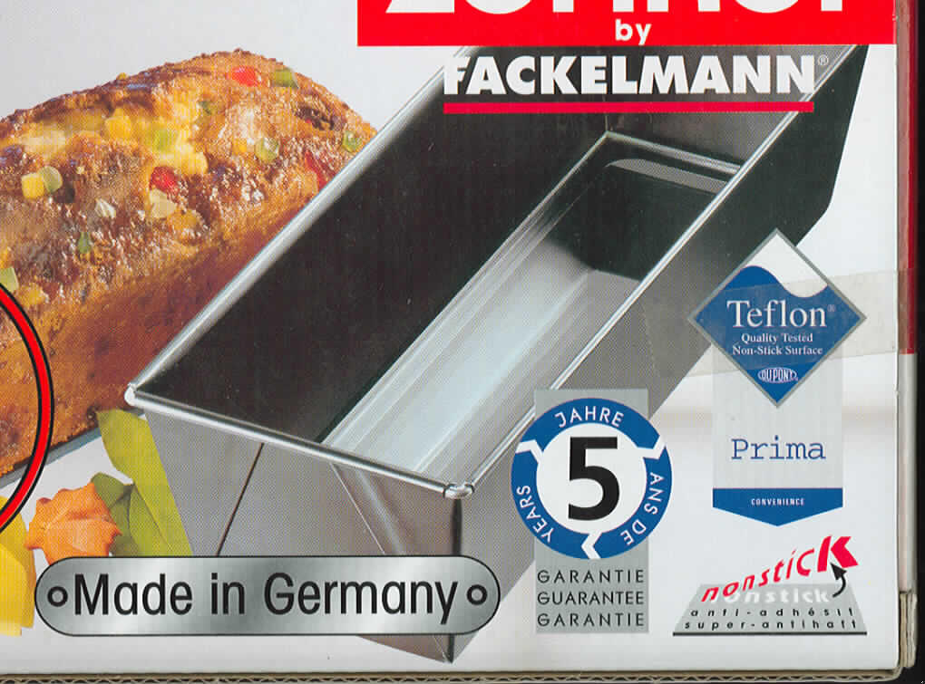 Glasware zur Verwendung in der Küche, sog. Kastenform mit Glasboden, Art. 3541, 
siehe Foto, Kuchenbackform in Form einer zusammengesetzten Ware, bestehend aus
- einem Boden aus klarsichtigem Glas,
-- aus vorgespanntem Einschichten-Sicherheitsglas (lt. Antragsangaben),
-- kein Glas der Unterpositionen 7013 10, 7013 41 und 7013 42 der KN,
-- rechteckige Platte mit den Abmessungen von ca. 27 x 8 cm,
-- mit einer Dicke von ca. 4 mm,
-- mit einem leicht abgerundeten Rand,
-- zur Verwendung als Boden der Backform und als Platte beim Schneiden des Kuchens,
- einer kastenförmigen Backform aus beschichtetem Stahlblech,
-- am unteren Ende ca. 1 cm nach innen gezogen zum Einsetzen des Bodens,
-- mit einer Größe von ca. 30,5 x 11,5 x 7 cm,
- der Boden aus Glas bestimmt insbesondere aufgrund seiner multifunktionalen Bedeutung
  in Bezug auf die Verwendung (als Backboden sowie als Kuchenschneideplatte) den 
  Charakter der zusammengesetzten Ware,
- verpackt in einer handelsüblichen Verkaufsumschließung (buntbedruckter Karton).