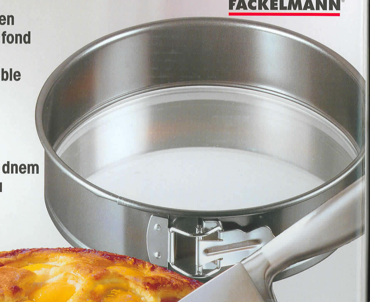Glasware zur Verwendung in der Küche, sog. Springform mit Glasboden, Art. 3540, 
siehe Foto, Kuchenbackform in Form einer zusammengesetzten Ware, bestehend aus
- einem Boden aus klarsichtigem Glas,
-- aus vorgespanntem Einschichten-Sicherheitsglas (lt. Antragsangaben),
-- kein Glas der Unterpositionen 7013 10, 7013 41 und 7013 42 der KN,
-- runde Platte mit einer Dicke von ca. 4 mm,
-- mit einem Durchmesser von ca. 24,5 cm,
-- mit einem leicht abgerundeten Rand,
-- zur Verwendung als Boden der Backform und als Platte beim Schneiden des Kuchens,
- einem Springformring aus beschichtetem Stahlblech,
-- mittels einer am äußeren Rand angebrachten Schnalle kann der Durchmesser des 
   Rings vergrößert werden, um diesen am Boden anzubringen bzw. abzunehmen,
-- am unteren Ende mit einer Falz zum Einsetzen des Bodens,
-- mit einer Höhe von ca. 7 cm,
- der Boden aus Glas bestimmt nach dem Gewicht und insbesondere aufgrund seiner 
  multifunktionalen Bedeutung in Bezug auf die Verwendung (als Backboden sowie als
  Kuchenschneideplatte) den Charakter der zusammengesetzten Ware,
- verpackt in einer handelsüblichen Verkaufsumschließung (buntbedruckter Karton).