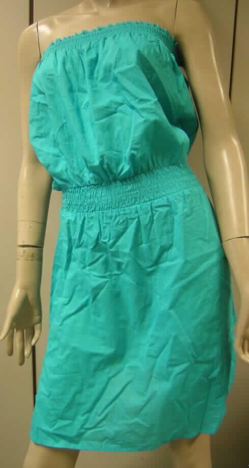 Kleid (Paramount # 640130), Größe S, siehe Foto
- aus 0,3 mm dicken, einfarbigen Geweben aus laut Antrag 100% Baumwolle; ungefüttert,
- über den halben Oberschenkel reichend (Rückenlänge im getragenen Zustand: 93 cm),
  kann aufgrund der Länge ohne ein weiteres, den Unterkörper bedeckendes Kleidungsstück
  als Kleid getragen werden,
- schulterfrei, ohne Träger,
- das Oberteil ist am oberen Rand und in Höhe der Taille elastisch gerafft,
- seitlich mit etwa 18 cm hoch reichenden Schlitzen,
- am unteren Rand gesäumt.