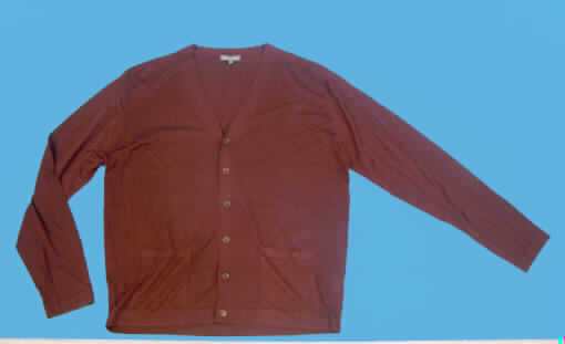Strickjacke für Männer, Modell K316S, Größe 50, siehe Abb.;
- aus 0,8 mm dicken, einfarbigen Gewirken aus lt. Antrag 85% SE (= Seide) und 
  15% WS (= Kaschmir (feine Tierhaare)),
- über die Taille reichend (Rückenlange: 71 cm), 
- mit einem V-förmigen Halsausschnitt ohne Kragen,
- vorn mit einer durchgehenden Öffnung mit Knopfverschluss von links über rechts
  (Männerkleidung),
- mit langen Ärmeln, mit abgepasst gewirktem, doppeltem Abschluss,
- vorn mit zwei aufgesetzten, offenen Taschen unterhalb der Taille (u.a. deshalb kein
  Hemd der Position 6105),
- ungefüttert, nicht in Bahnen gearbeitet, somit ohne Formfestigkeit (damit keine Jacke 
  der Position 6103),
- am unteren Rand mit einem abgepasst gewirkten, doppelten, nicht verengenden Abschluss.