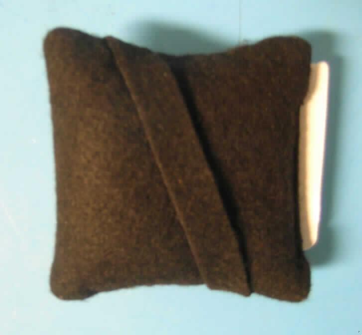 Andere konfektionierte Spinnstoffware, sog. Einlage (Kissen) für Etuis (Serie 962), siehe Foto,
- aus lt. Antrag Filz aus Spinnstoffen,
- in quadratischer Form, in den Abmessungen: 8 cm x 8 cm,
- Füllmaterial (Wattierungsstoff) enthaltend,
- auf einer Seite mit einer kleinen Einstecköffnung, auf der anderen Seite mit einem
  angenähten, schräg verlaufenden, 1 cm breiten Streifen aus Spinnstoff,
- durch Zusammennähen konfektioniert,
- augenscheinlich nicht handgearbeitet,
- dient der Warenpräsentation von Schmuck,
- wird nicht vom Warenkreis der Position 4202 erfasst,
- aufgrund des Verwendungszwecks und der Größe keine Ware der Position 9404.