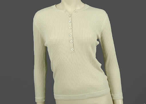 Hemdbluse für Frauen, Art. P 001 S, Gr. S, siehe Abb.;
- aus 1,2 mm dicken, einfarbigen, gerippten Gewirken aus lt. Antrag 50% WV (= Schurwolle),
  20% WS (=Kaschmir / feine Tierhaare) und 30% SE (= Seide),
- mit durchschnittlich mehr als 10 Maschen je linearen Zentimeter in jeder Richtung,
- über die Taille reichend (Rückenlänge: 58 cm),
- mit einem runden Halsausschnitt mit angenähter Randeinfassung aus glatten Gewirken,
- vorn mit einer nicht durchgehenden, etwa bis zur Mitte reichenden Öffnung mit Knopf-  
  verschluss von rechts über links (Frauenkleidung),
- mit langen Ärmeln, mit einem angesetzten, doppelten, glatten Rand,
- am unteren, geraden Rand mit einem angesetzten, doppelten, nicht verengenden 
  Abschluss,
- den Hemden für Männer entsprechend zugeschnitten,
- erfüllt aufgrund der Art, der Dicke und der Maschenzahl des Gewirkes die Bedingungen 
  zur Einreihung als Hemdbluse, daher kein Pullover der Pos. 6110.