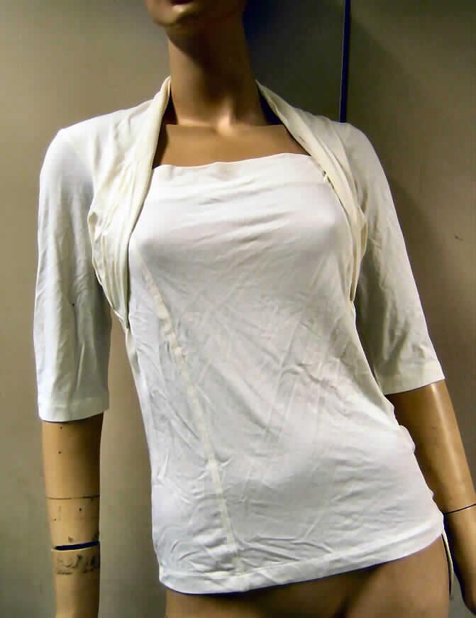 Andere Kleidung, sog. Damen Bolero-Shirt (PJN 46413), Größe 36/38, siehe Fotos,
- aus 0,8 mm dicken, leichten, einfarbigen Gewirken aus lt. Antrag 95% Viskose und 5% Elasthan
  (beides Chemiefasern),
- über die Taille reichend (Rückenlänge: 61 cm),
- mit einem leicht halsfernen, nicht sehr tiefen Ausschnitt, damit keine Bluse der Position 6106,
- mit einem zusätzlichen, an den Schulter-, Ärmel- und Seitennähten angenähten Zuschnitt, der im 
  Nacken einen Kragen bildet, damit kein modisches Unterhemd der Position 6109; durch den Zuschnitt 
  wird optisch der Eindruck erweckt, als würde ein Bolerojäckchen über einem Top getragen werden,
- ohne Öffnung des Halsausschnitts, damit keine Hemdbluse der Position 6106,
- mit halblangen Ärmeln,
- in der linken Seitennaht durch zwei Zugbänder vertikal gerafft,
- stellt sich insgesamt noch als leichtes Kleidungsstück dar und weist keine pullovertypischen Merkmale
  auf, damit kein Pullover der Position  6110,
- am unteren Rand durch Umschlagen und Festnähen gesäumt.