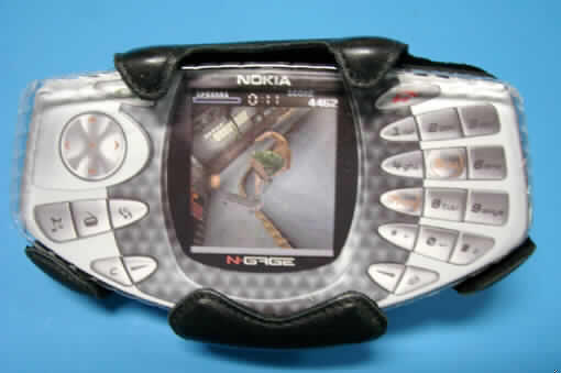 Andere Ware aus Leder, sog. Lederholster CNT 434, Art.-Nr.: MO - NO - T 147, siehe Foto,
- Halterung für Mobiltelefone, 
- - rechteckiges Formteil aus Kunststoff, auf einer Seite oval gebogen, nach oben offen, mit 
    nach innen gebogenen Haltekrallen, 
- - mit den Abmessungen 12,5 (L) x 7 (B Mitte) x 2,5 (T) cm,
- - außen mit Leder (charakterbestimmend) überzogen,
- - innen gefüttert,
- - auf der Rückseite mit einer drehbaren Halteklammer aus Kunststoff zum Befestigen am 
    Gürtel.
