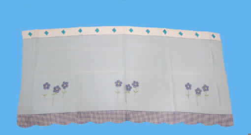 Gardine, sog. Bistro-Gardine "Blumen" (Art. 7202500/7203500), siehe Foto,
- aus 0,2 mm dicken, einfarbigen und transparenten Geweben aus lt. Antrag 100% 
  Polyester (synthetische Chemiefasern); aufgrund des durchscheinenden, lichtdurchlässigen
  Gewebes kein Vorhang der Codenummer 6303 9290 90 0,
- in den Abmessungen 108 cm breit und 51 cm hoch,
- am oberen, 5 cm breiten Rand umgeschlagen und mit eingearbeiteten, rautenförmigen 
  Aussparungen zum Einschieben der Gardinenstange ausgestattet,
- mit floralen Applikationsstickerein,
- am unteren Rand mit einem aufgenähten, 6 cm breiten, bogig geschnittenen Streifen aus 
  buntgewebten Geweben (blau-weiß-kariert) aus überwiegend Polyester,
- an allen Rändern durch kontrastfarbene Überwendlichnähten gesäumt (somit konfektioniert).