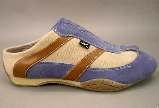 Freizeitschuhe (lt. Antrag Artikel Nr.: 2608-014, Fremd Art. Nr.: K3633), siehe Foto,
- mit Laufsohlen aus (lt. Antrag) Kunststoff,
- mit pantoffelartigem Oberteil (geschlossenes Blatt) aus (lt. Antrag) Leder (den größten Teil 
  der Außenfläche bildend) und Spinnstoff, ausgestattet mit zwei elastischen Bändern unter 
  der Lasche, 
- mit Verstärkungsteilen aus Kunststoff (Spinnstofferzeugnis mit einer mit bloßem Auge
  wahrnehmbaren Außenschicht aus Kunststoff),
- ohne Metallschutz in der Vorderkappe,
- nicht den Knöchel bedeckend,
- mit einer Länge der Innensohle von mehr als 24 cm,
- nicht als Männer- oder Frauenschuhe erkennbar,
- aufgrund des äußeren Erscheinungsbildes (Schnitt) und der Ausstattung (dehnbare
  Einschlupföffnung und weit ausgeschnittene Fersenkappe gewährleisten nicht die
  erforderliche Stabilität für den Fuß im Schuh) nicht für eine sportliche Betätigung geeignet.