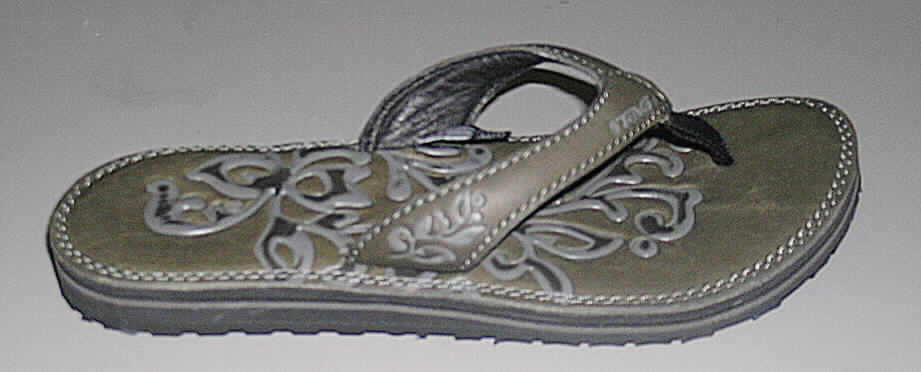 Sandalen mit Zehensteg (lt. Antrag: "Teva Zehensandale, Artikel-Nr.: 593475", siehe Foto)
- mit Laufsohlen aus (lt. antrag) Kautschuk,
- mit Oberteil aus einem Riemen (an drei Punkten mit der Sohle verbunden) aus 
  Leder (den größten Teil der Außenfläche bildend) und Spinnstoff,
- nicht den Knöchel bedeckend,
- ohne Absatz,
- mit einer Länge der Innensohle von mehr als 24 cm,
- nicht als Männer- oder Frauenschuhe erkennbar