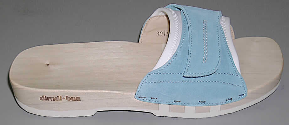 Freizeitschuhe (lt. Antrag: "Holzsandale Aqua, Artikel-Nr.: 593274"; siehe Foto)
- mit Laufsohlen aus Kunststoff (Stoff, der die Berührungsfläche mit dem Boden bildet),
- mit einer Hauptsohle aus Holz,ohne zusätzliche Innensohle,
- mit Oberteil in Form einer ca. 6 cm breiten Bandage aus Leder,
- mit Futter (geringfügig an der Außenfläche sichtbares Spinnstoffgewirke) versehen,
- mit einem Klettverschluss ausgestattet,
- maschinell gefertigt