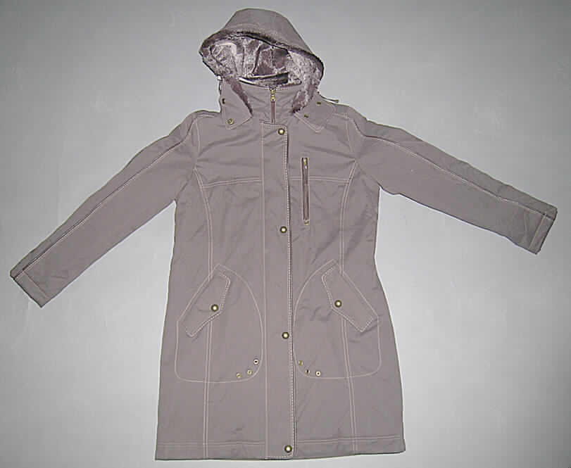 Mantel (Parka) für Frauen, sog. Damen-Parka, Größe 38, siehe Abbildung,
- aus 0,7 mm dicken, dichten, einfarbigen Geweben aus lt. Antrag 52 % Polyester, 
  12% Polyamid (beides synthetische Chemiefasern) und 36% Baumwolle,
- vollständig wattiert versteppt gefüttert,
- mit einem Stückgewicht von 1065 g,
- über die Mitte der Oberschenkel hinausreichend, aber nicht die Knie bedeckend 
  (Rückenlänge: 91 cm),
- mit einem Stehkragen,
- mit einer mittels Reißverschluss abnehmbaren Kapuze,
- vorn mit einer durchgehenden Öffnung mit einem bis in die Kragenspitzen reichenden 
  Reißverschluss, mit Patte mit Druckknopfverschluss von rechts über links reichend
  (Frauenkleidung),
- mit langen Ärmeln, 
- innen in der Taillenhöhe mit einer elastischen Kordel zu verengen,
- mit einer Brusttasche mit Reißverschluss und zwei Außentaschen mit Patte 
  unterhalb der Taille,
- am unteren Rand durch Umschlagen und Festnähen gesäumt,
- wird über jeder anderen Kleidung getragen und bietet Schutz gegen Kälte, Wind und 
  Regen,
- erfüllt die Begriffsbestimmung für einen Parka.