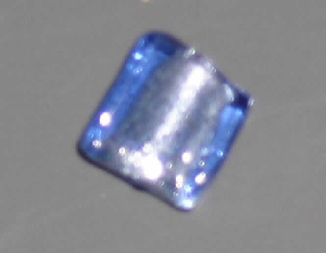 Glasperle, siehe Foto, 
- quadratische, massive Perle aus vollständig durchbohrtem Glas, 
- - blau mit Folieneinzug (lt. Antrag), 
- mit einer Seitenlänge von ca. 12 mm und einer Dicke von ca. 7 mm, 
- nicht geschliffen und mechanisch poliert, da die Perle weder glatte und scharfkantig abge- 
  grenzte Schleifflächen (Facetten) noch einen geschliffenen Lochrand aufweist, 
- keine Nachahmung von echten Perlen, Zuchtperlen, Edel-, oder Schmucksteinen, 
- zum Herstellen von z.B. Halsketten u.ä. bestimmt, 
- augenscheinlich nicht handgearbeitet.