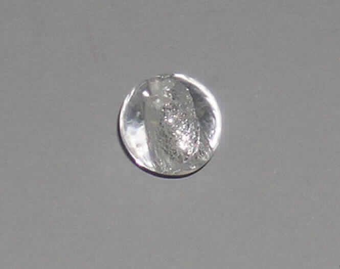 Glasperle (Kugel), siehe Foto, 
- kugelförmige, massive Perle aus vollständig durchbohrtem Glas, 
- - klarsichtig mit silberfarbenem Folieneinzug (lt. Antrag), 
- mit einem Durchmesser von ca. 10 mm, 
- nicht geschliffen und mechanisch poliert, da die Perle weder glatte und scharfkantig abge- 
  grenzte Schleifflächen (Facetten) noch einen geschliffenen Lochrand aufweist, 
- keine Nachahmung von echten Perlen, Zuchtperlen, Edel-, oder Schmucksteinen, 
- zum Herstellen von z.B. Halsketten u.ä. bestimmt, 
- augenscheinlich nicht handgearbeitet.