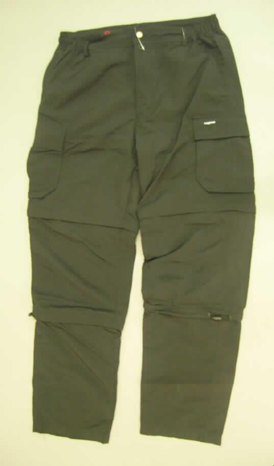 Lange Hose für Männer, sog. lange Herrenhose, Modell: Traveller, Größe M, siehe Foto,
- aus 0,3 mm dicken, einfarbigen Geweben aus lt. Antrag 100 % synthetischen Chemiefasern,
- in der Taille abschließend mit einem teilweise elastischen Taillenbund mit Gürtelschlaufen,
- vorn mit einer Öffnung mit Reißverschluss und einer von links auf rechts mit einem Knopf 
  zu schließenden Patte (Männerkleidung),
- mit knöchellangen, an zwei Stellen abtrennbaren Hosenbeinen,
- mit eingesetzten und aufgesetzten Taschen,
- an den Beinabschlüssen gesäumt.