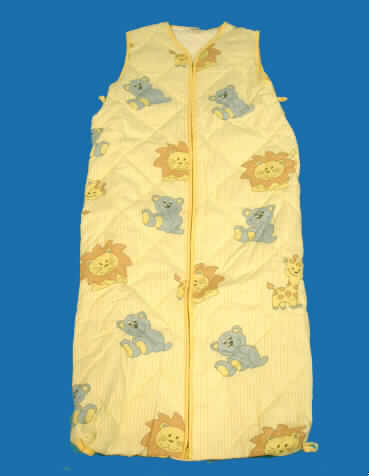 Schlafsack für Kinder, sog. Baby- / Kinderschlafsack, Gr. 110, siehe Foto,
- aus einem dreilagigen Verbunderzeugnis der Pos. 5811, mit
  -- einer Außenlage aus mit verschiedenen Tiermotiven bunt bedruckten Geweben 
     aus lt. Antrag 100% Baumwolle, 
  -- einer Zwischenlage aus Polyesterwatte,
  -- einer Innenlage aus einfarbigem, einseitig gerautem Gewebe aus 100% Baumwolle,
- aufgrund der Gesamtdicke von ca. 3,3 mm keine den Bettaustattungen ähnliche Ware 
  der Pos. 9404,
- durch Zusammennähen konfektioniert,
- nicht auf Handwebstühlen hergestellt und auch nicht handbedruckt,
- Länge ca. 108 cm, mit einem halsnahen, V-förmigen Ausschnitt, in der Mitte 
  der Vorderseite mit einer durchgehenden Öffnung mit Reißverschluss,
- mit Armlöchern, an den Seiten und am unteren Rand vollständig geschlossen,
- mit vier textilen Fixierschlaufen ausgestattet,
- ist aufgrund seiner Länge (mehr als 86 cm) nicht nur für Kleinkinder bestimmt (damit 
  keine Erstlingsausstattung der Position 6209),
- wird - ähnlich wie die sog. Jugendherbergsschlafsäcke - als Bettwäsche verwendet und
  üblicherweise regelmäßig gewaschen,
- wegen des leichten, nicht widerstandsfähigen Materials auch keine Campingausrüstung der 
  Position 6306.