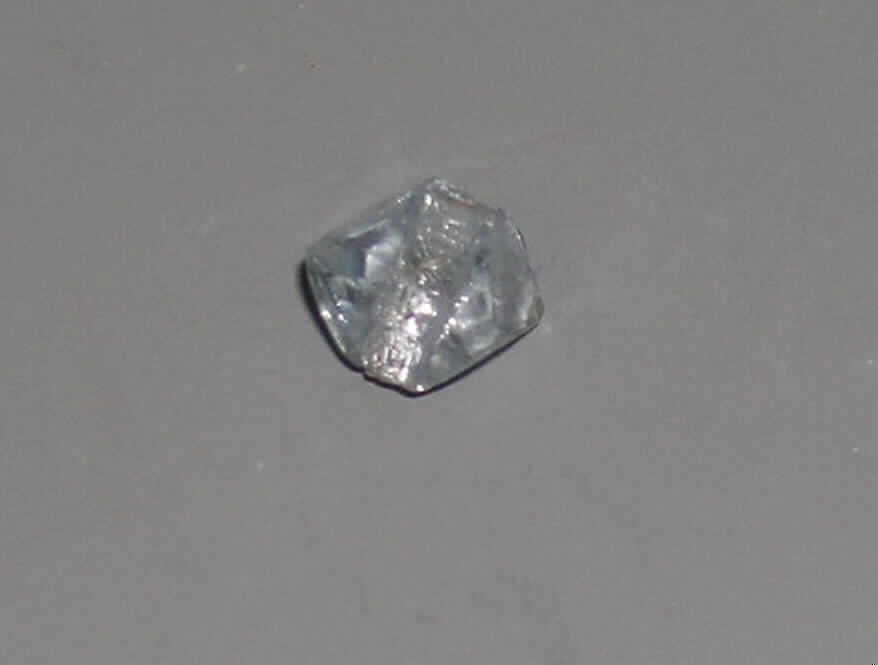 Glasperle (Oktaeder), siehe Foto, 
- eckige, massive Perle aus vollständig durchbohrtem Glas, 
- - klarsichtig mit silberfarbenem Folieneinzug (lt. Antrag), 
- mit einer Seitenlänge von ca. 10 mm und einer Höhe von ca. 10 mm, 
- nicht geschliffen und mechanisch poliert, da die Perle weder glatte und scharfkantig abge- 
  grenzte Schleifflächen (Facetten) noch einen geschliffenen Lochrand aufweist, 
- keine Nachahmung von echten Perlen, Zuchtperlen, Edel-, oder Schmucksteinen, 
- zum Herstellen von z.B. Halsketten u.ä. bestimmt, 
- augenscheinlich nicht handgearbeitet.