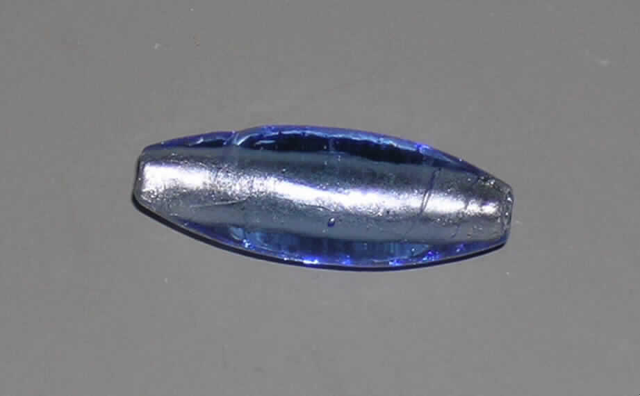 Glasperle, siehe Foto, 
- ovale, längliche, massive Perle aus vollständig durchbohrtem Glas, 
- - blau mit Folieneinzug (lt. Antrag), 
- mit einer Länge von ca. 35 mm und einem Durchmesser von ca. 12 mm, 
- nicht geschliffen und mechanisch poliert, da die Perle weder glatte und scharfkantig abge- 
  grenzte Schleifflächen (Facetten) noch einen geschliffenen Lochrand aufweist, 
- keine Nachahmung von echten Perlen, Zuchtperlen, Edel-, oder Schmucksteinen, 
- zum Herstellen von z.B. Halsketten u.ä. bestimmt, 
- augenscheinlich nicht handgearbeitet.